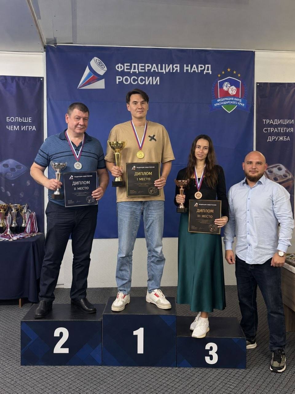 Призёры турнира по длинным нардам на пьедестале